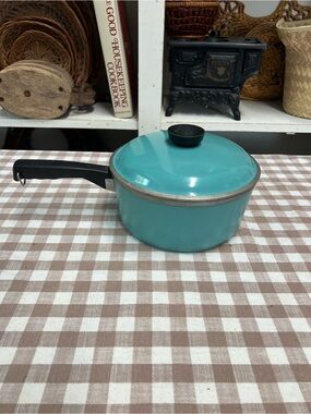Vintage club cookware turquoise pan and lid
Retro